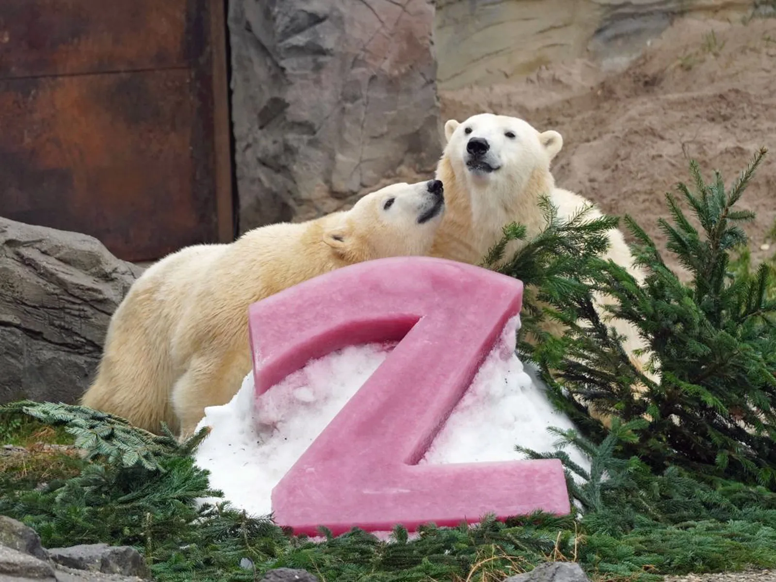 Nana und ihre Mutter Milana mit der Geburtstags-Eis-Zwei.